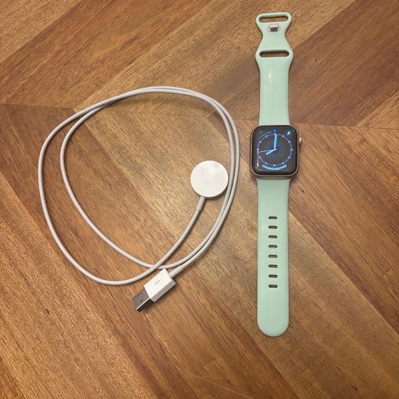 Apple Watch SE Unlocked GPS + Cellular 40mm aluminum 1st generation - Picture 1 of 13